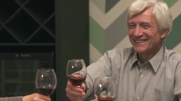 Familie klappert Gläser mit Rotwein — Stockvideo