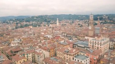 Verona çatılar yukarıda uçan