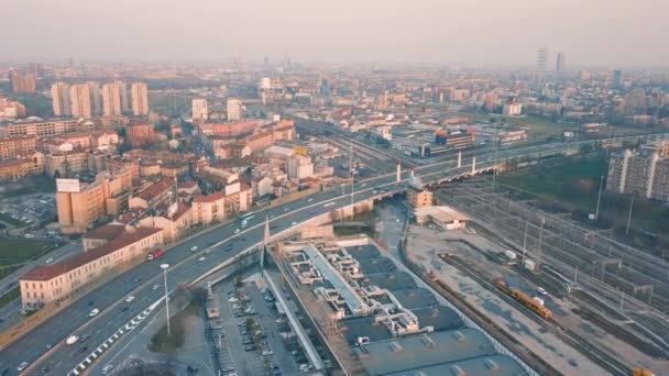 Vliegen boven de stad Milaan — Stockvideo