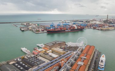 kargo gemisi limanda.