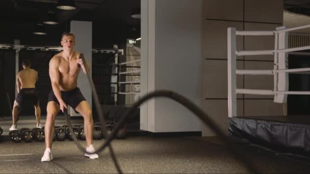 Hombre haciendo ejercicio con cuerdas — Vídeo de stock