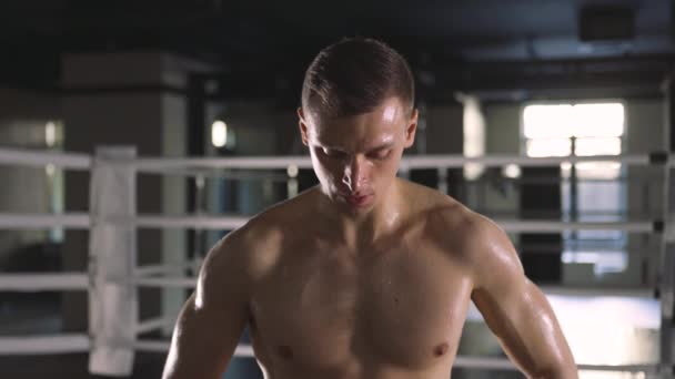 Retrato de un joven después de un duro entrenamiento — Vídeo de stock