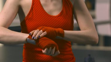 Kadın boksör eğitim için hazırlanıyor