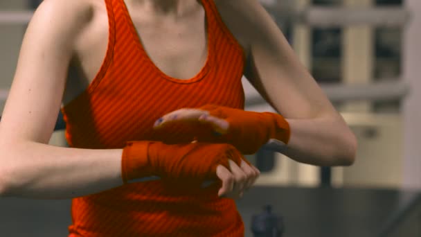 Kobieta bokser przygotowuje się do kształcenia — Wideo stockowe