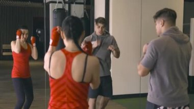 Ayna önünde Koç ile eğitim kadın