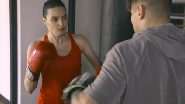 Entraînement de femme avec entraîneur dans un club de boxe — Video