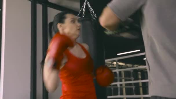 Entrenamiento de mujer con entrenador en club de boxeo — Vídeo de stock