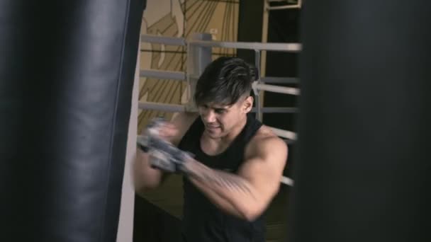 Entrenamiento de Boxeador Masculino en Boxing Club — Vídeo de stock