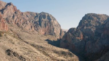 Ermenistan 'daki Noravank Manastırı yakınlarındaki Kızıl Kayalar