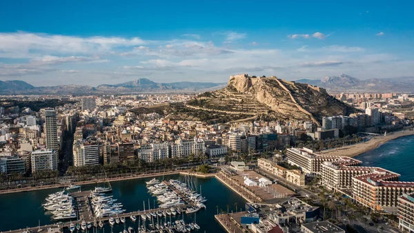 Paesaggio urbano di Alicante e il castello di Santa Barbara — Foto Stock