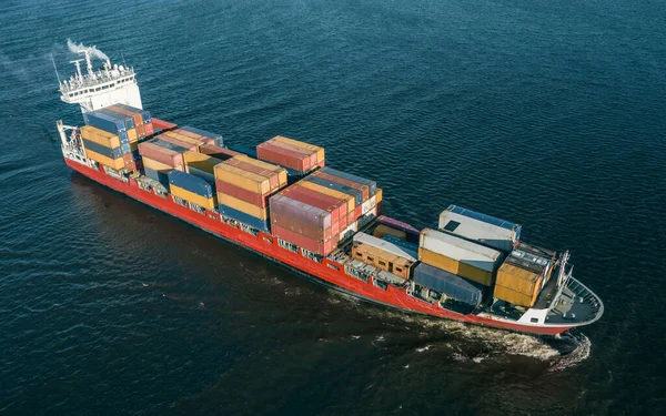 Nave container che naviga in mare — Foto Stock