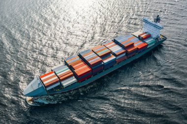 Denizde yüzen konteynır gemisi.