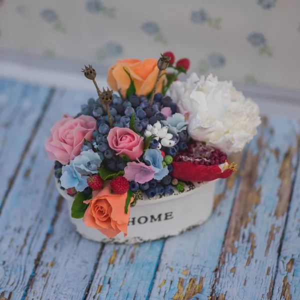 En liten kruka med blommor — Stockfoto