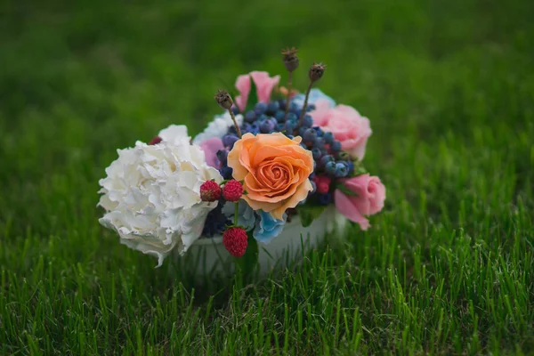 Een kleine pot met bloemen — Stockfoto