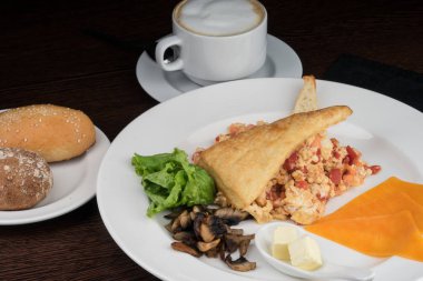 Sahanda yumurta ve domates ile Servis Kahvaltı