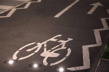 Gri yolda bisiklet işareti