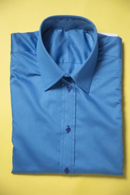 Mavi gömlek kağıt kutusunda paketlenmiş.  