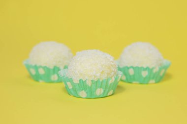 Hindistan cevizi kartopu truffles