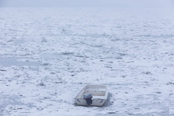 Buz dondurulmuş Tuna Nehri üzerinde tekne tuzak — Stok fotoğraf