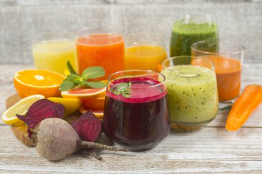 Çeşitli meyve ve sebze suları. 