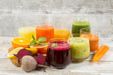 Çeşitli meyve ve sebze suları. 