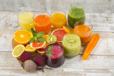 Çeşitli meyve ve sebze suları. 