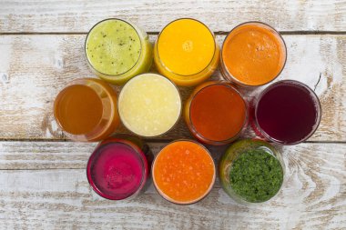 Çeşitli meyve ve sebze suları. 