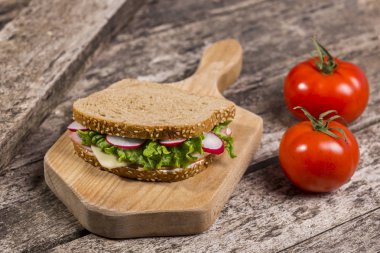 Bütün tahıl ekmeği ile yapılan sağlıklı sandviç