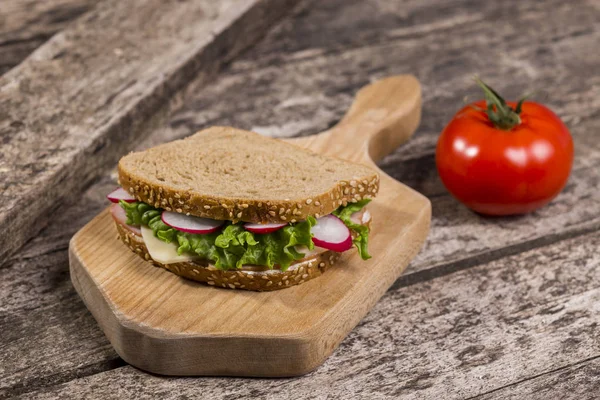 Sándwich saludable hecho con pan integral — Foto de Stock