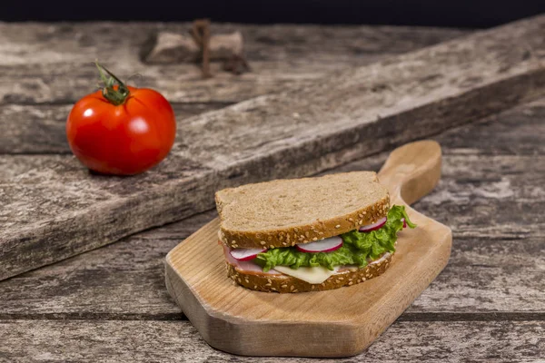 Sándwich saludable hecho con pan integral — Foto de Stock