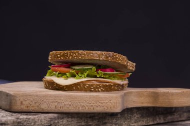 Bütün tahıl ekmeği ile yapılan sağlıklı sandviç