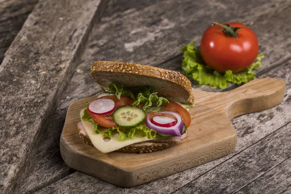 Sándwich saludable hecho con pan integral — Foto de Stock