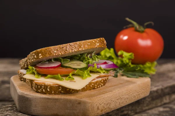 Sándwich saludable hecho con pan integral — Foto de Stock