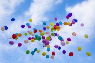 renkli balonlar gökyüzünde uçan