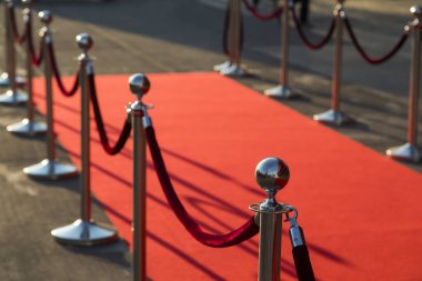 VIP girişi üzerine ip engelleri arasında uzun kırmızı halı.