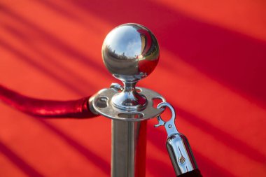 VIP girişi üzerine ip engelleri arasında uzun kırmızı halı.