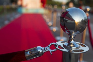 VIP girişi üzerine ip engelleri arasında uzun kırmızı halı.