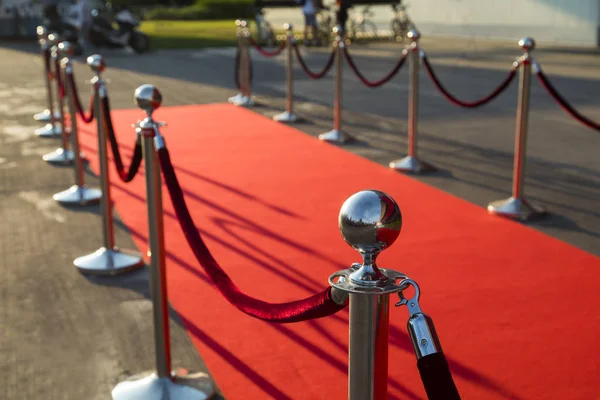 Lungo tappeto rosso tra le barriere di corda all'ingresso VIP . — Foto Stock