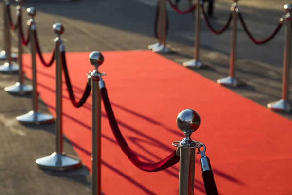 Lungo tappeto rosso tra le barriere di corda all'ingresso VIP . — Foto Stock