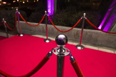 Uzun kırmızı halı ipi engelleri arasında