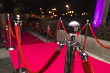 Uzun kırmızı halı ipi engelleri arasında