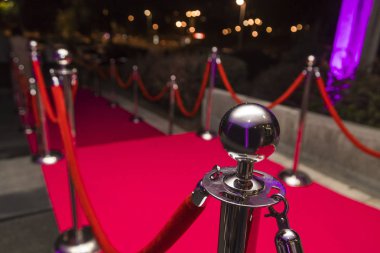 Uzun kırmızı halı ipi engelleri arasında