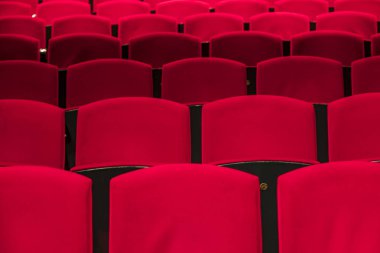 Kırmızı koltuk boş tiyatro ve opera.