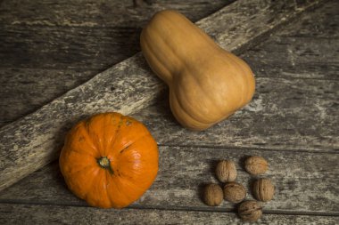  Saman ve ahşap Kasalar üzerinde kabaklar