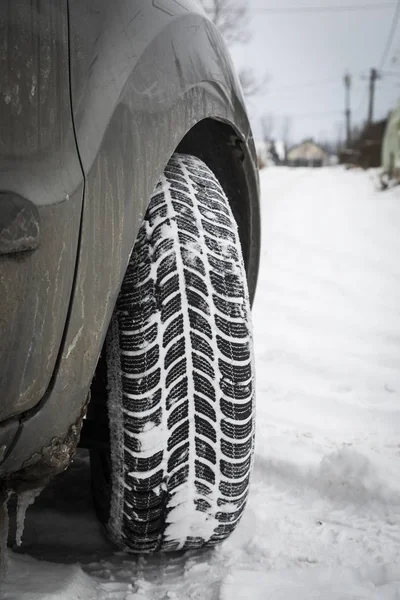 冬の道路の雪で覆われた車のタイヤ 朝の雪上車 — ストック写真