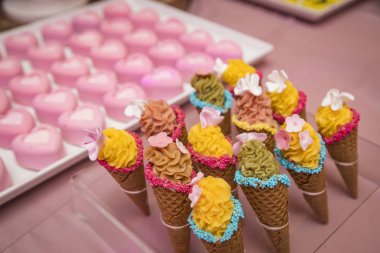 Doğum günü partisi çikolata. Tatlılar ayıklayacaktır. Nefis yiyecek. Top kek, çörek, lolipop, macarons, waffle, Prenses pembe Tema parti. Eğlence ve neşe. Çocuk parti saat dekor