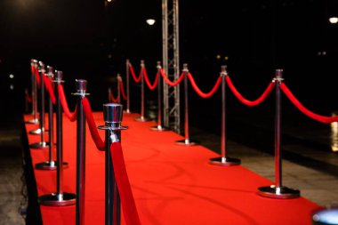 Bariyerli kırmızı halı ve kırmızı ipler..