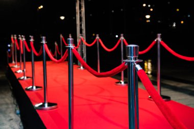 Bariyerli kırmızı halı ve kırmızı ipler..