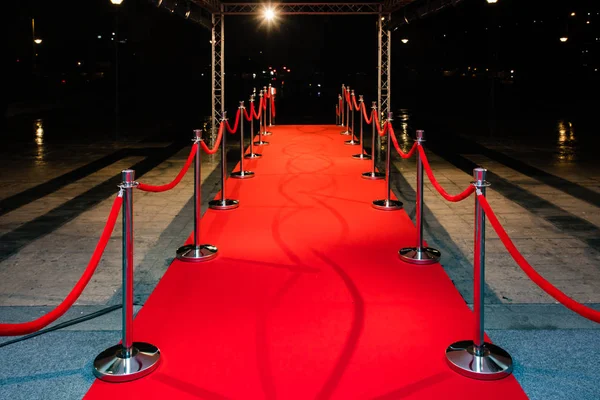 Tapete Vermelho Com Barreiras Cordas Vermelhas — Fotografia de Stock