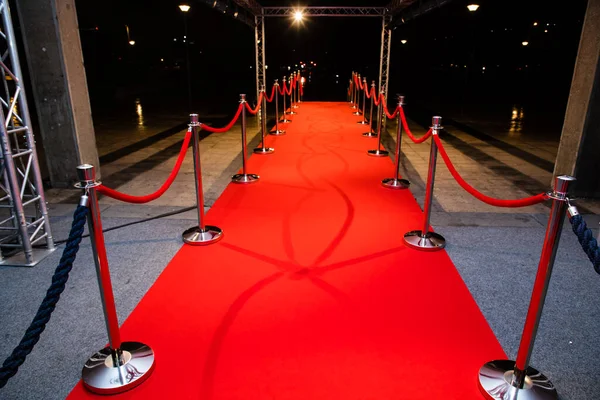 Roter Teppich Mit Absperrungen Und Roten Seilen — Stockfoto